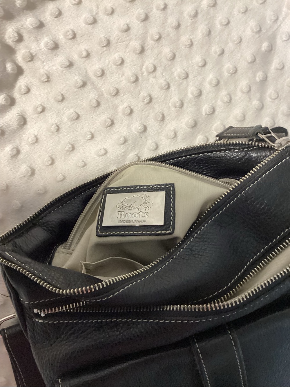 Roots Made in Canada Black Genuine Leather Side Saddle Crossbody Bag - Picture 3 of 8